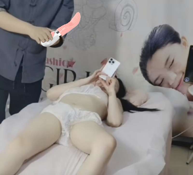 Lưỡi liếm ra nước nhiều Crazy